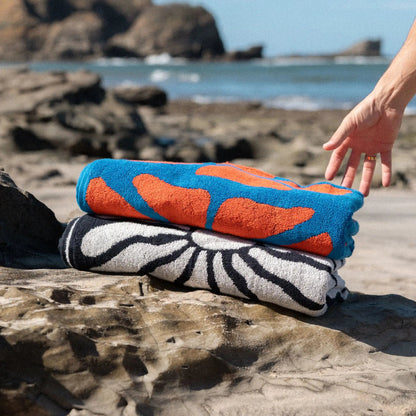 Organic Beach Towel: Lazy Daisy Black Nomadix